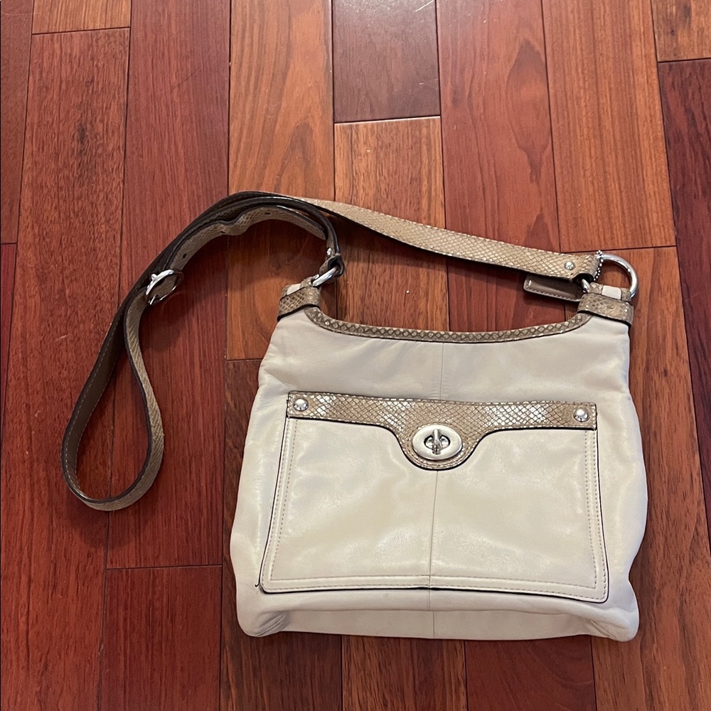 Coach Beige Leather Crossbody Bag | Classic Everyday Purse